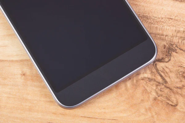 Teléfono móvil con pantalla en blanco en la mesa, teléfono inteligente — Foto de Stock