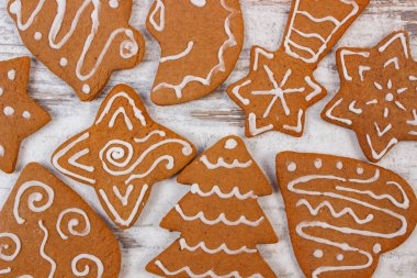 Eski ahşap arka plan üzerinde bir şekilde dekore edilmiş gingerbread Noel zamanı pişmiş taze