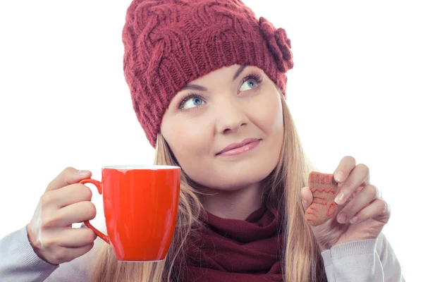 Vintage fotó, nő a kupakot és a gingerbreads és a csésze tea kendőt — Stock Fotó