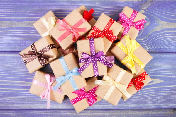 Zapakowane prezenty z kolorowymi wstążkami na Boże Narodzenie lub inne uroczystości — Zdjęcie stockowe