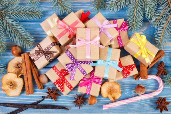 Τυλιγμένα δώρα με κορδέλες για τα Χριστούγεννα, μπαχαρικά και ερυθρελάτης κλαδιά — Φωτογραφία Αρχείου