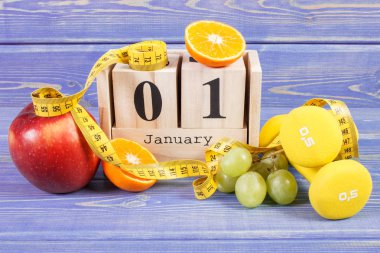 Küp takvim, meyve, halter ve şerit metre, yeni yıl kararları