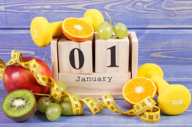 Küp takvim, meyve, halter ve şerit metre, yeni yıl kararları