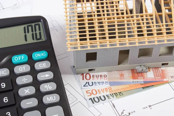 Casa in costruzione, calcolatrice e valute euro su disegni elettrici, concetto di casa di costruzione — Foto Stock