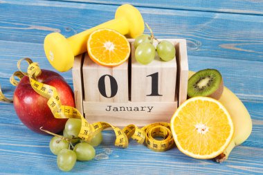Küp takvim, meyve, halter ve şerit metre, yeni yıl kararları