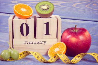 Vintage Fotoğraf, küp takvim, meyve ve şerit metre, yeni yıl kararları