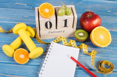 Küp takvim, meyve, halter ve şerit metre, yeni yıl kararları