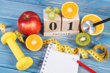 Küp takvim, meyve, halter ve şerit metre, yeni yıl kararları
