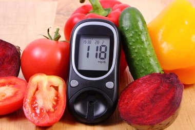 Sebze ve glikoz metre ahşap yüzey, sağlıklı bir yaşam tarzı, beslenme, diyabet