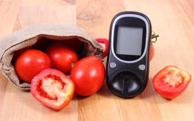 Domates jüt çanta ve Şeker Ölçüm ahşap yüzey, sağlıklı yaşam ve beslenme