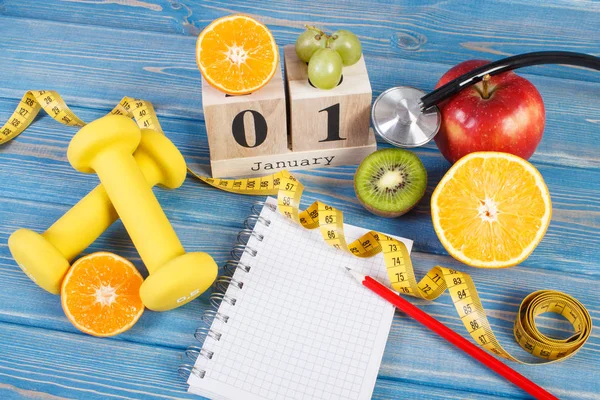 Calendario de cubos, frutas, mancuernas y cinta métrica, resoluciones de año nuevo —  Fotos de Stock