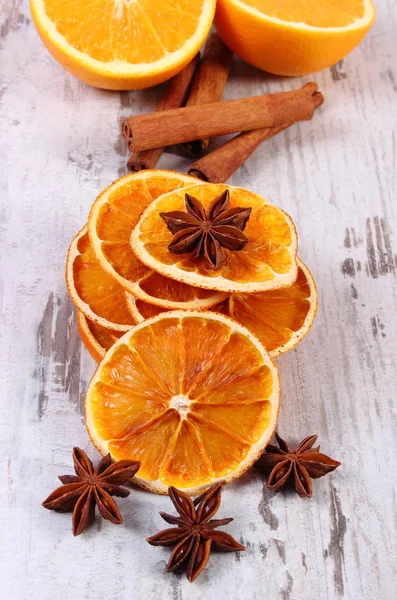 Arancio secco e fresco con spezie su fondo di legno antico — Foto Stock