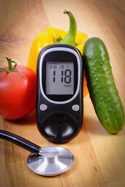 Légumes, glucomètre et stéthoscope sur la surface en bois, mode de vie sain, nutrition, diabète — Photo