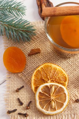 Çam dalları ve kurutulmuş meyve Noel için geleneksel Komposto