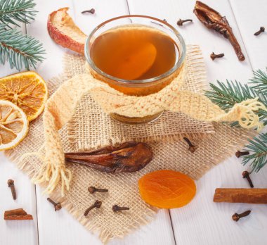 Çam dalları ve kurutulmuş meyve Noel için geleneksel Komposto