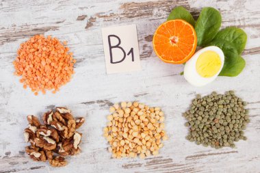 Ürün ve malzemeler içeren vitamin B1 ve diyet lifi, sağlıklı beslenme