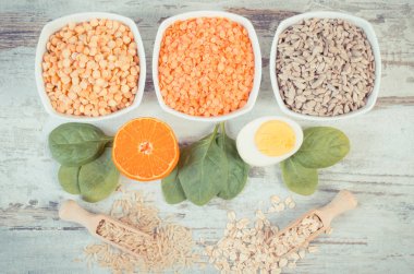 Ürün ve malzemeler içeren vitamin B1 ve diyet lifi, sağlıklı beslenme