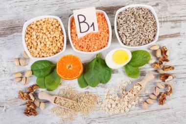 Ürün ve malzemeler içeren vitamin B1 ve diyet lifi, sağlıklı beslenme