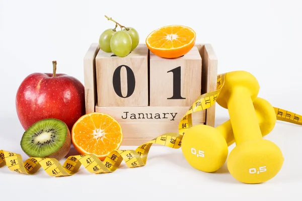 Calendário de cubo, frutas, halteres e fita métrica, resoluções de anos novos — Fotografia de Stock