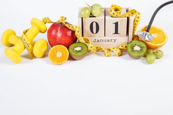 Calendario de cubos, frutas, mancuernas y cinta métrica, resoluciones de año nuevo —  Fotos de Stock