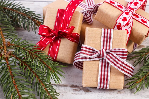 Загорнуті подарунки і ялинових гілки на Різдво чи Валентина — стокове фото