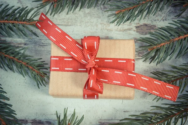 Vintage foto-, Wrapped present- och spruce grenar till jul eller Valentines — Stockfoto