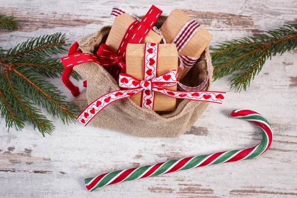 Presenter till jul eller Valentines i jute väska och Gran grenar — Stockfoto