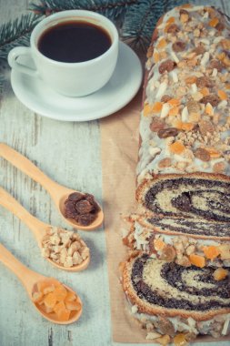 Haşhaş tohumu kek pişirme, maddeler ile siyah kahve ve Ladin dalları, tatlı Noel için