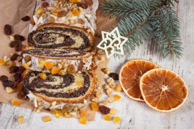 Ev yapımı haşhaş tohumu pasta ve Ladin dalları, tatlı Noel için