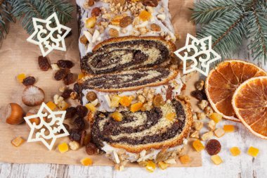 Ev yapımı haşhaş tohumu pasta ve Ladin dalları, tatlı Noel için