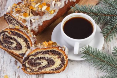 Haşhaş tohumu kek, fincan kahve ve çam dalları, tatlı Noel için