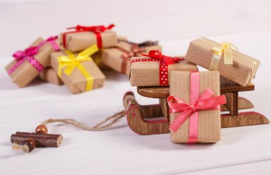 Ahşap kızak ve sarılmış hediyeler Noel ya da diğer kutlama için