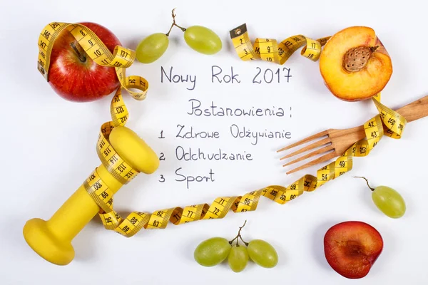Польская надпись Новый год и резолюции, фрукты, гантели и сантиметр — стоковое фото