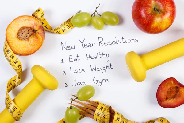 Resoluções de ano novo, frutas, halteres e centímetro, comida saudável e estilo de vida — Fotografia de Stock
