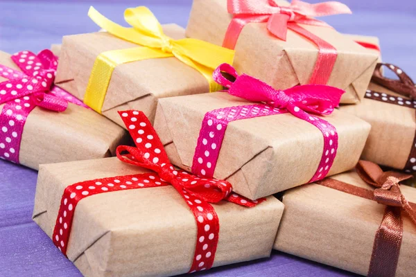 Presentes embrulhados com fitas coloridas para o Natal ou outra celebração — Fotografia de Stock