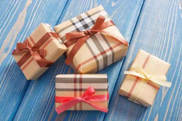 Presentes coloridos embrulhados com fitas para o Natal ou outra celebração — Fotografia de Stock