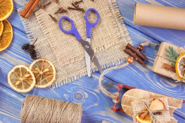 Aksesuar, dekorasyon ve Noel kurullarında ahşap kızak ile sarılmış hediyeler