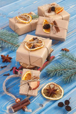 Ahşap kızak, dekorasyon Noel için ya da diğer kutlama kurulları ile sarılmış hediyeler