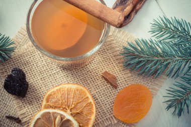 Vintage Fotoğraf, çam dalları ve kurutulmuş meyve Noel için geleneksel Komposto