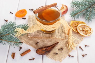 Çam dalları ve kurutulmuş meyve Noel için geleneksel Komposto