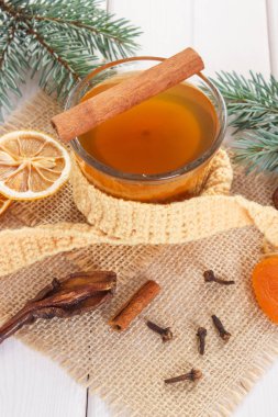 Çam dalları ve kurutulmuş meyve Noel için geleneksel Komposto