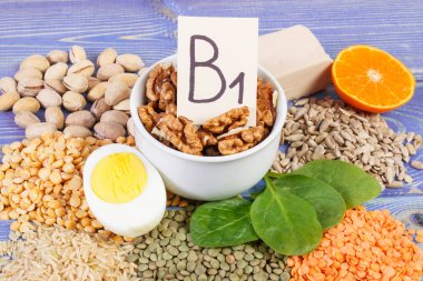 Ürün ve malzemeler içeren vitamin B1 ve diyet lifi, sağlıklı beslenme