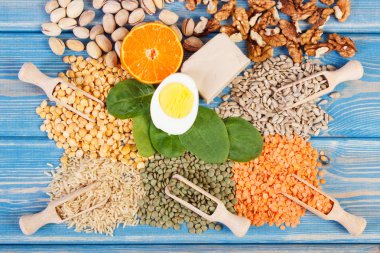Ürün ve malzemeler içeren vitamin B1 ve diyet lifi, sağlıklı beslenme