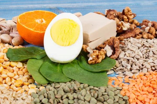 Produkte und Inhaltsstoffe, die Vitamin b1 und Ballaststoffe enthalten, gesunde Ernährung — Stockfoto