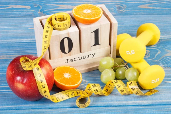 Calendario de cubos, frutas, mancuernas y cinta métrica, resoluciones de año nuevo — Foto de Stock