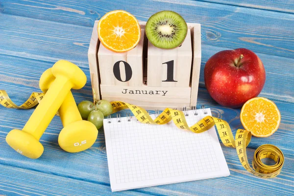 Cube calendar, fruits, dumbbells and tape measure, new years resolutions — Stock Photo, Image