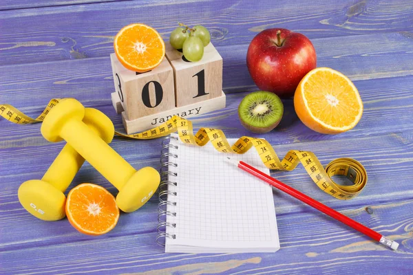 Cube calendar, fruits, dumbbells and tape measure, new years resolutions — Stock Photo, Image