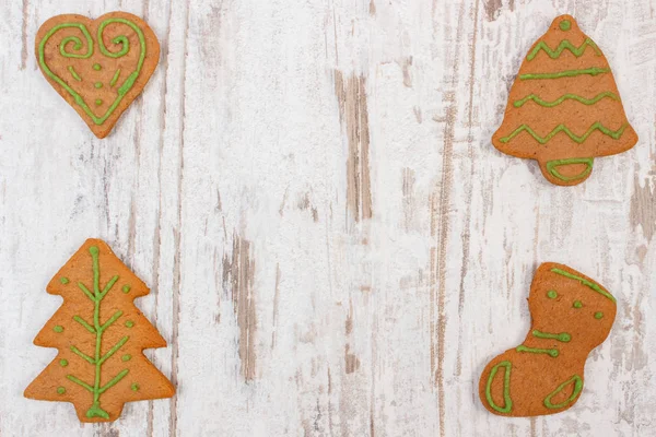 Pane di zenzero fresco decorato al forno su vecchio sfondo di legno, periodo natalizio — Foto Stock
