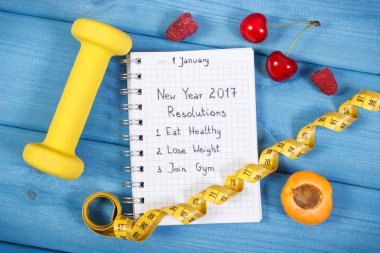 Yeni yıl kararları defterde mavi tahtada yazılı