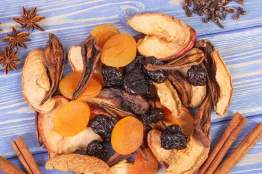 Malzemeler ve kuruyemiş, sağlıklı beslenme Komposto hazırlanması için baharat